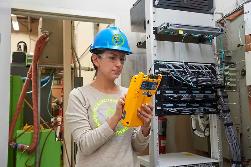 Técnicos certificados realizando pruebas de certificación de cableado estructurado Cat6 según norma TIA-568-C.2 - Servicio homologado por Alfa Technologies