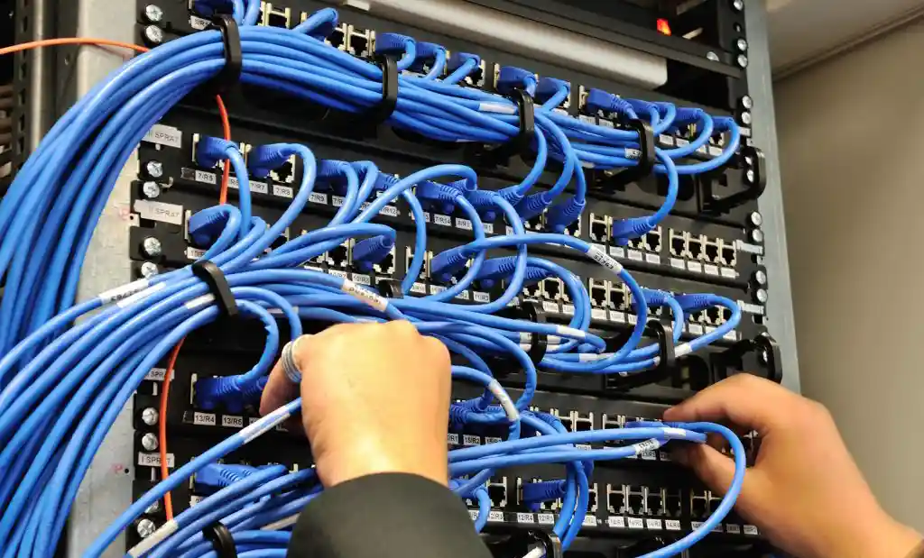 Ingenieros de Alfa Technologies instalando infraestructura tecnológica en empresa - Cableado estructurado, redes y telecomunicaciones